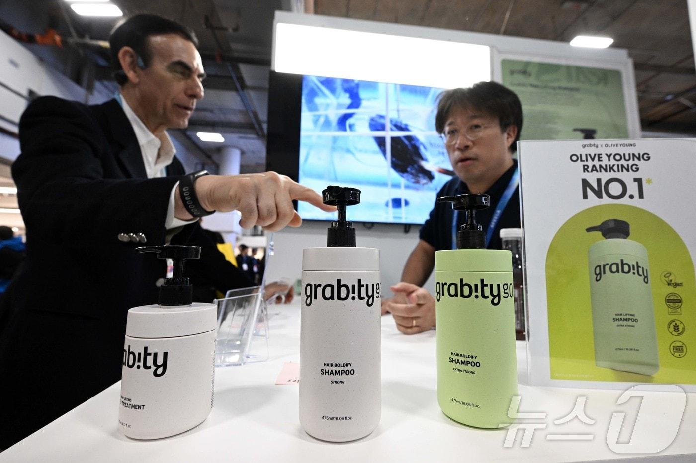 세계 최대 가전·정보기술(IT) 전시회 'CES 2026' 이틀째인 7일(현지시간) 미국 네바다주 라스베이거스 베네치안엑스포 내 유레카파크에서 관람객이 KAIST 연구진이 개발한 탈모 기능성 샴푸 '그래비티'에 대한 설명을 듣고 있다. (그래비티 제공. 재판매 및 DB 금지) 2026.1.8/뉴스1