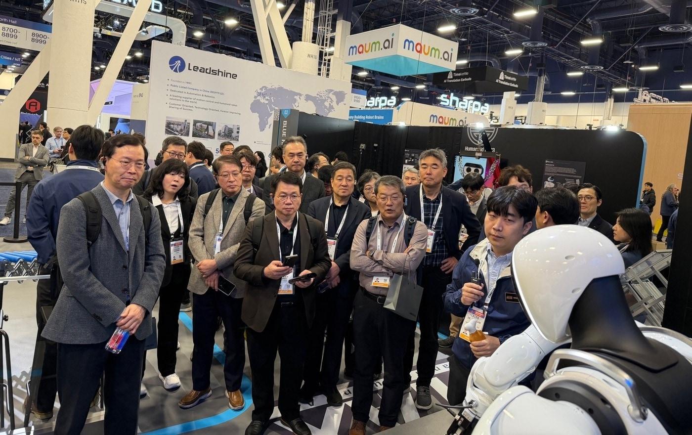 포스코그룹 참관단이 6~9일 미국 라스베이거스에서 열리는 'CES 2026'에서 휴머노이드 얼라이언스관을 방문해 최신 모델과 산업현장 적용사례에 대해 설명을 듣고있다. (포스코홀딩스 제공)