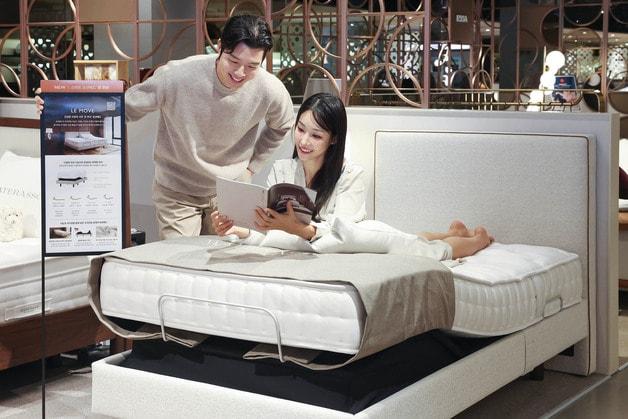 본문 이미지 - 신세계백화점이 강남점 마테라소 매장. 모델들이 신세계백화점 강남점 9층 마테라소 매장에서 모션베드'르 무브'를 소개하고 있다. (신세계백화점 제공. 재판매 및 DB 금지) 2026.1.8 / ⓒ 뉴스1