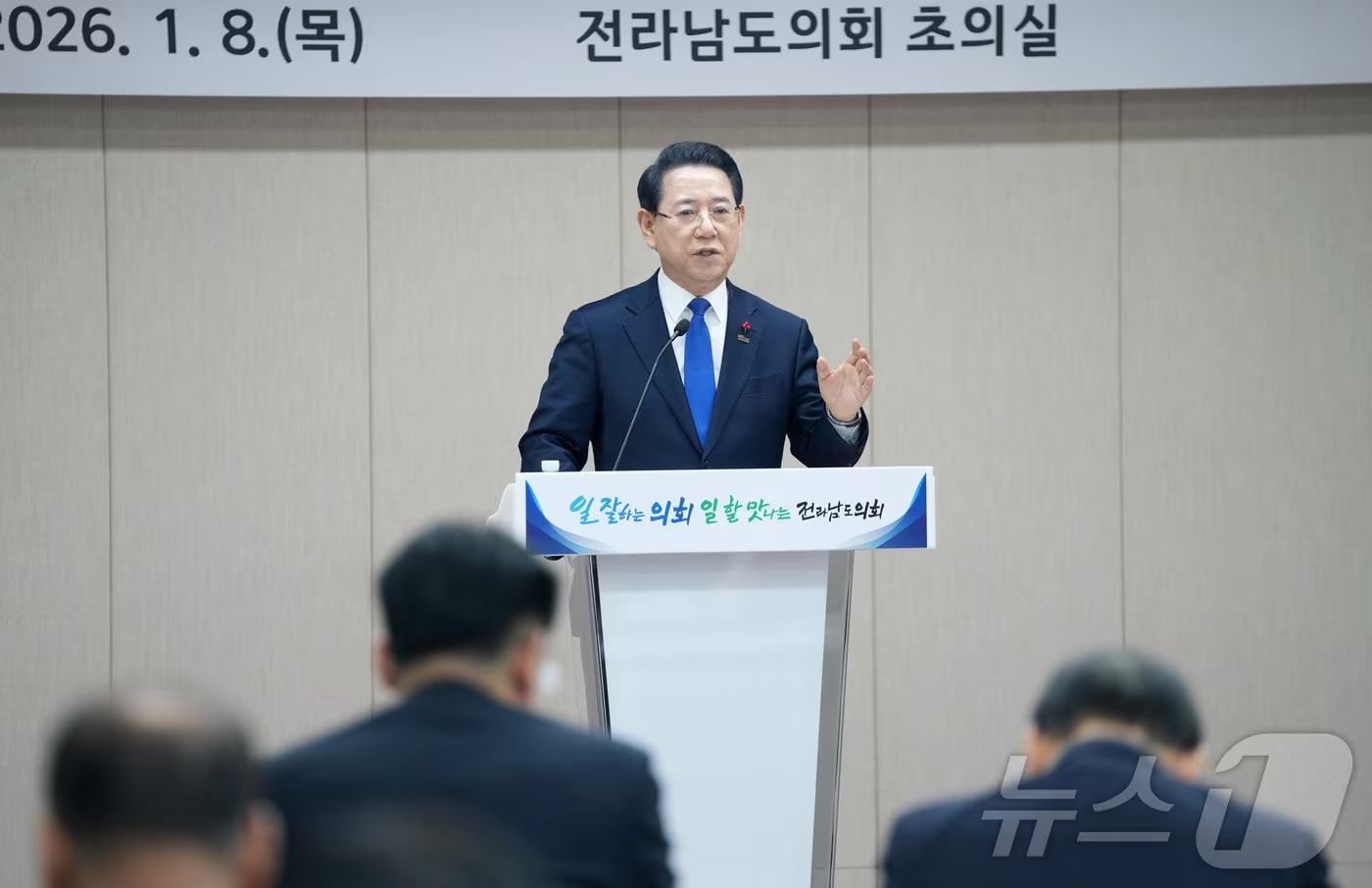 김영록 전라남도지사가 8일 전남도의회 초의실에서 열린 전라남도의회 의원총회에 참석해 광주·전남 행정통합에 대해 설명하고 있다.(전남도 제공. 재판매 및 DB금지) 2026.1.8/뉴스1