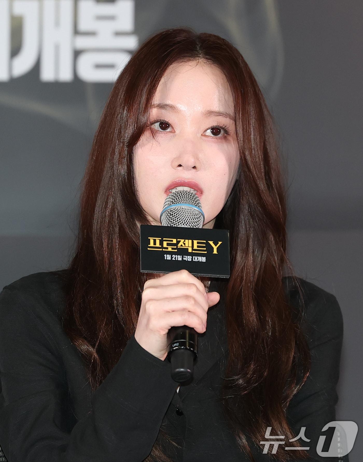 본문 이미지 - 배우 전종서가 8일 서울 송파구 롯데시네마 월드타워점에서 열린 영화 '프로젝트 Y'(감독 이환) 언론시사회에 참석해 취재진 질문에 답하고 있다. '프로젝트 Y'는 화려한 도시 그 한가운데에서 다른 내일을 꿈꾸며 살아가던 미선(한소희 분)과 도경(전종서 분)이 인생의 벼랑 끝에서 검은 돈과 금괴를 훔치면서 벌어지는 이야기를 그린 작품이다. 2026.1.8/뉴스1 ⓒ News1 권현진 기자