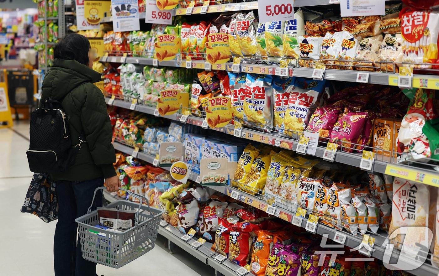 본문 이미지 - 지난달 8일 서울시내의 한 대형마트에서 고객이 과자를 고르는 모습. 2026.1.8/뉴스1 ⓒ News1 오대일 기자