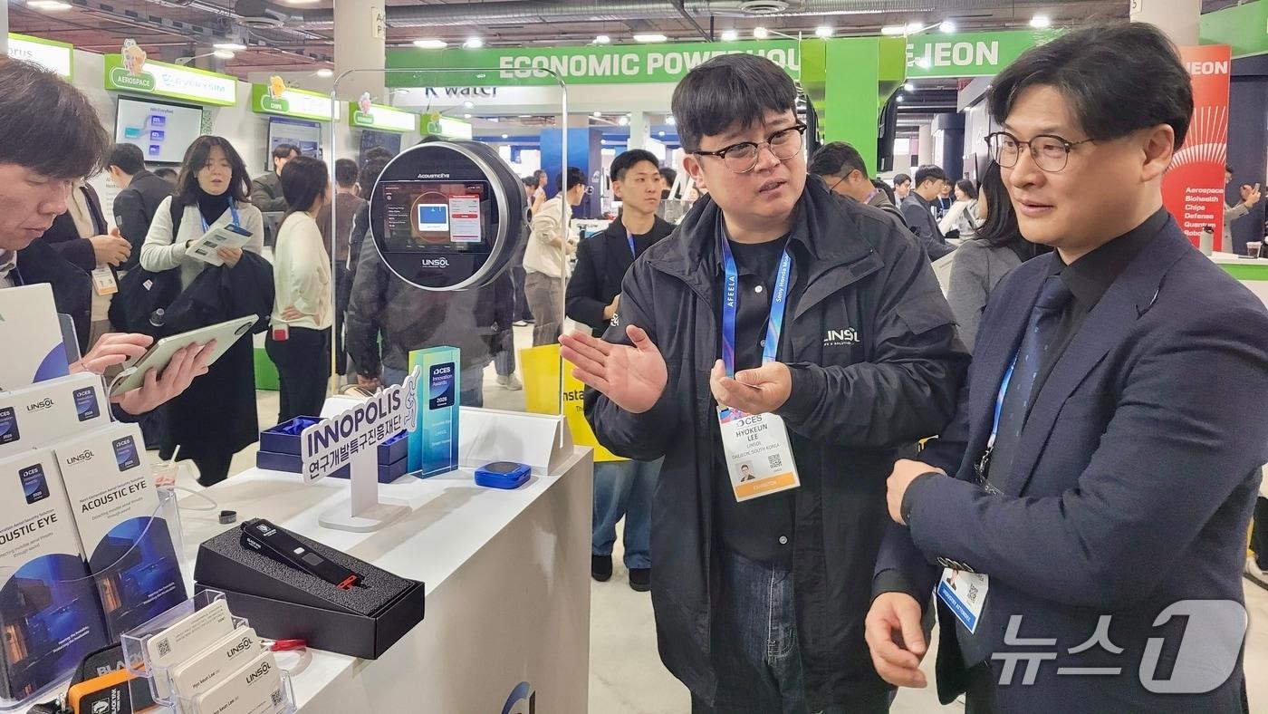 CES 2026 혁신상을 수상한 ㈜린솔 이효근 대표(왼쪽)가 전시부스에서 임문택 대덕연구개발특구본부장에게 기술 설명을 하고 있다.(특구재단 제공) /뉴스1