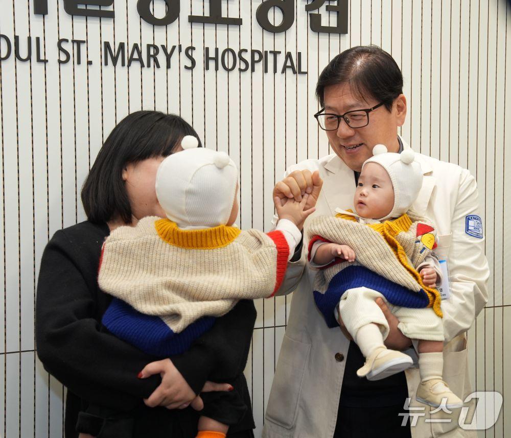 본문 이미지 - 서울성모병원 의료진이 홍보대사 다섯쌍둥이를 환영하고 있다.(서울성모병원 제공)