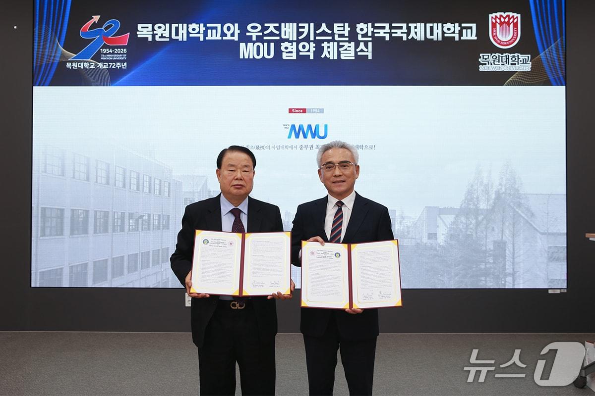 본문 이미지 - 이희학 총장(오른쪽)과 박준호 한국국제대학교 총장이 협약서를 들고 기념 촬영을 하고 있다. (목원대 제공.재판매 및 DB금지)/뉴스1