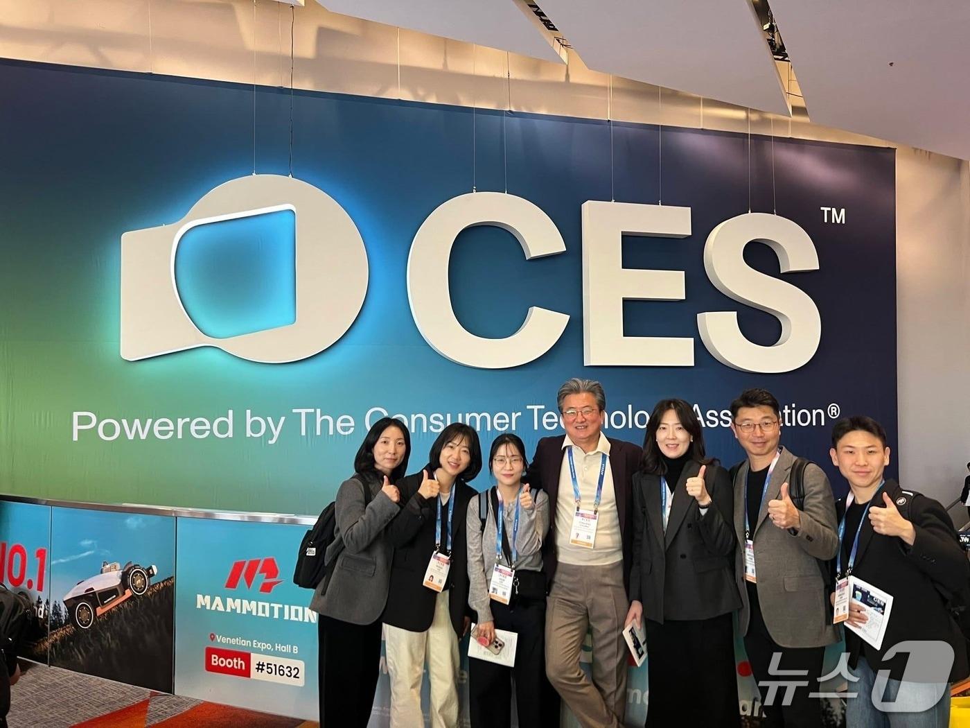 본문 이미지 - 정용래 유성구청장과 정책연수단이 CES 20206을 참관 기념촬영을 하고 있다.(유성구 제공. 재판매 및 DB금지)/뉴스1