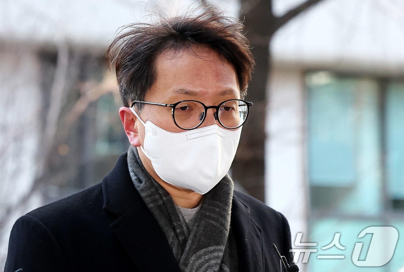 본문 이미지 - 박대준 전 쿠팡 대표가 8일 오후 서울 마포구 서울경찰청 공공범죄수사대에 참고인 조사를 받기 위해 출석하고 있다. 이날 경찰은 김병기 더불어민주당 전 원내대표와 오찬 의혹을 받는 박 전 쿠팡 대표를 참고인으로 소환했다. 2026.1.8 ⓒ 뉴스1 박지혜 기자
