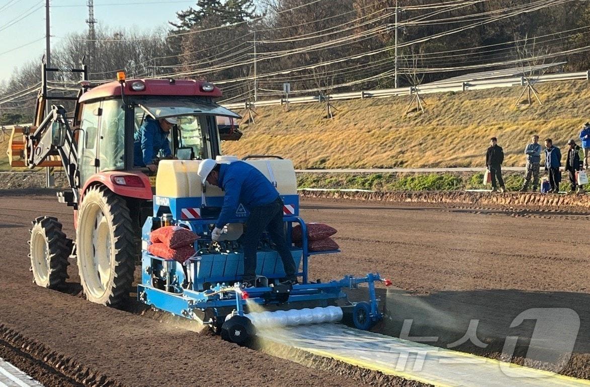 본문 이미지 - 경북도농업기술원과 경북대, ㈜불스가 마늘 기계화 표준재배모델 개발 성과를 토대로 ‘마늘 기계화 표준재배 매뉴얼’을 발간했다.(경북도 제공. 재판매 및 DB금지) /뉴스1
