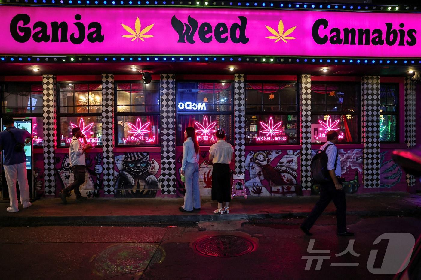태국 수도 방콕의 한 번화가에 대마초 판매점이 있다. (자료사진) 2025.6.25 ⓒ 로이터=뉴스1 ⓒ News1 강민경 기자