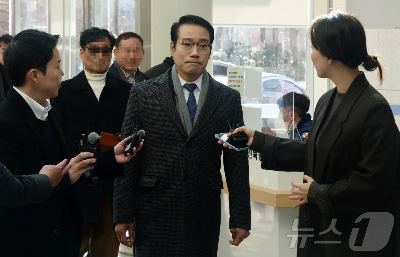 인사에 부당한 개입을 한 의혹을 받는 최경식 전북 남원시장이 8일 전북 전주시 전북경찰청에 조사를 받기 위해 출석하고 있다. ⓒ News1 유경석 기자