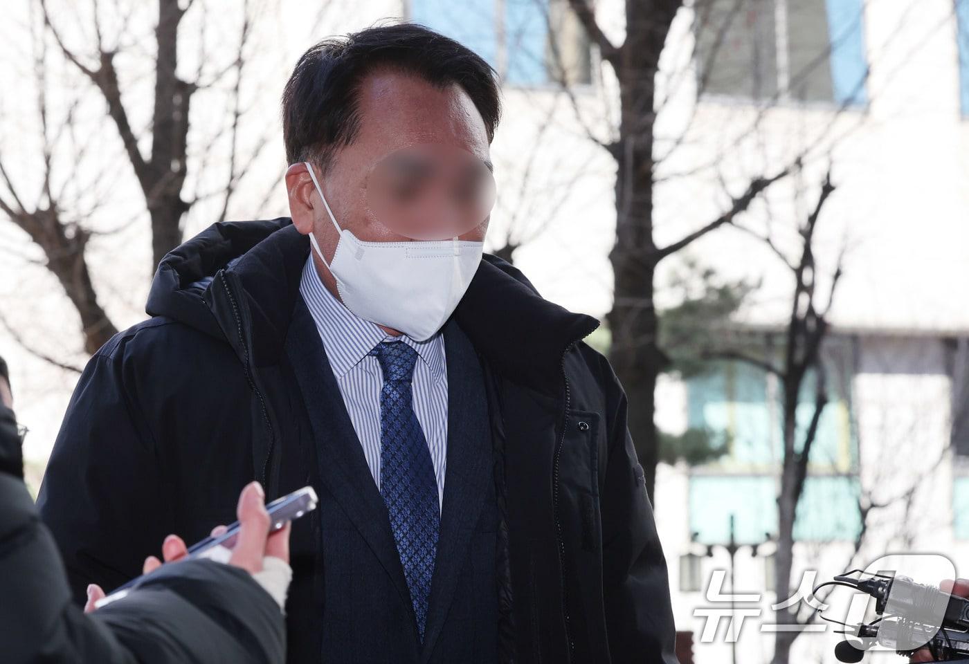 김병기 더불어민주당 의원에게 ‘공천 헌금’을 건넸다는 내용의 탄원서를 작성한 전직 동작구 의원 A씨가 8일 서울 마포구 서울경찰청 공공범죄수사대에 피의자 신분으로 출석하고 있다. 2026.1.8/뉴스1 ⓒ News1 박지혜 기자