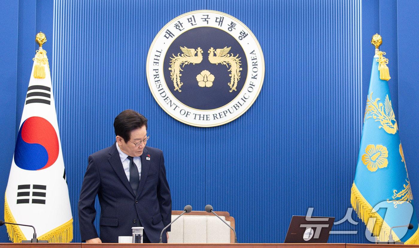 이재명 대통령이 지난 8일 청와대에서 열린 수석보좌관회의에 입장하고 있다. 2026.1.8/뉴스1 ⓒ News1 이재명 기자