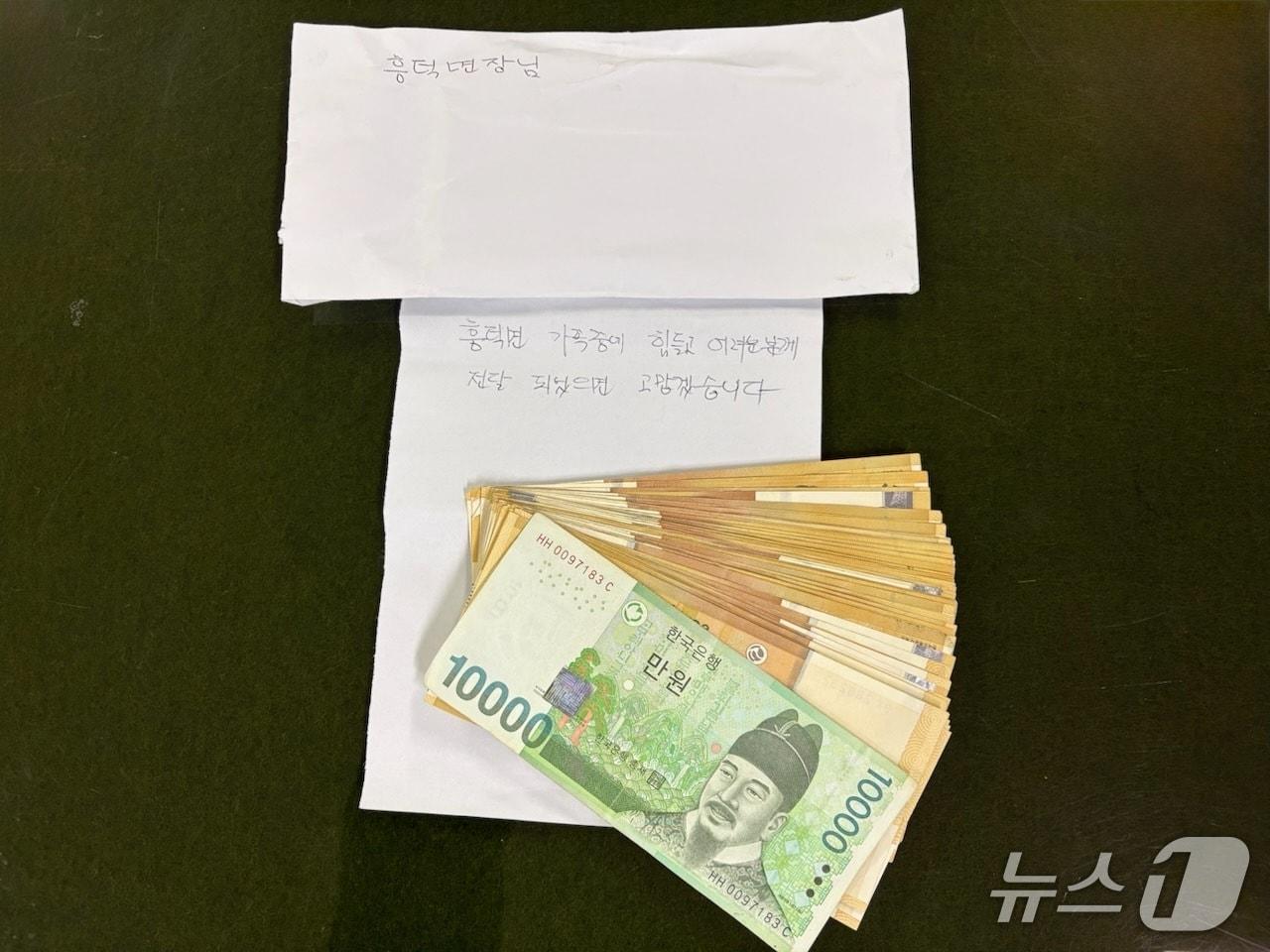 본문 이미지 - 고창 '우체통 천사'가 흥덕면 우체국 우체통에 넣은 기부금과 손편지.(고창군 제공. 재판매 및 DB금지)