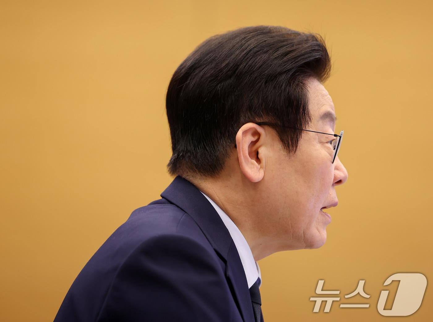 본문 이미지 - 이재명 대통령이 8일 청와대에서 열린 수석보좌관회의에서 발언하고 있다. (청와대통신사진기자단) 2026.1.8/뉴스1 ⓒ News1 이재명 기자