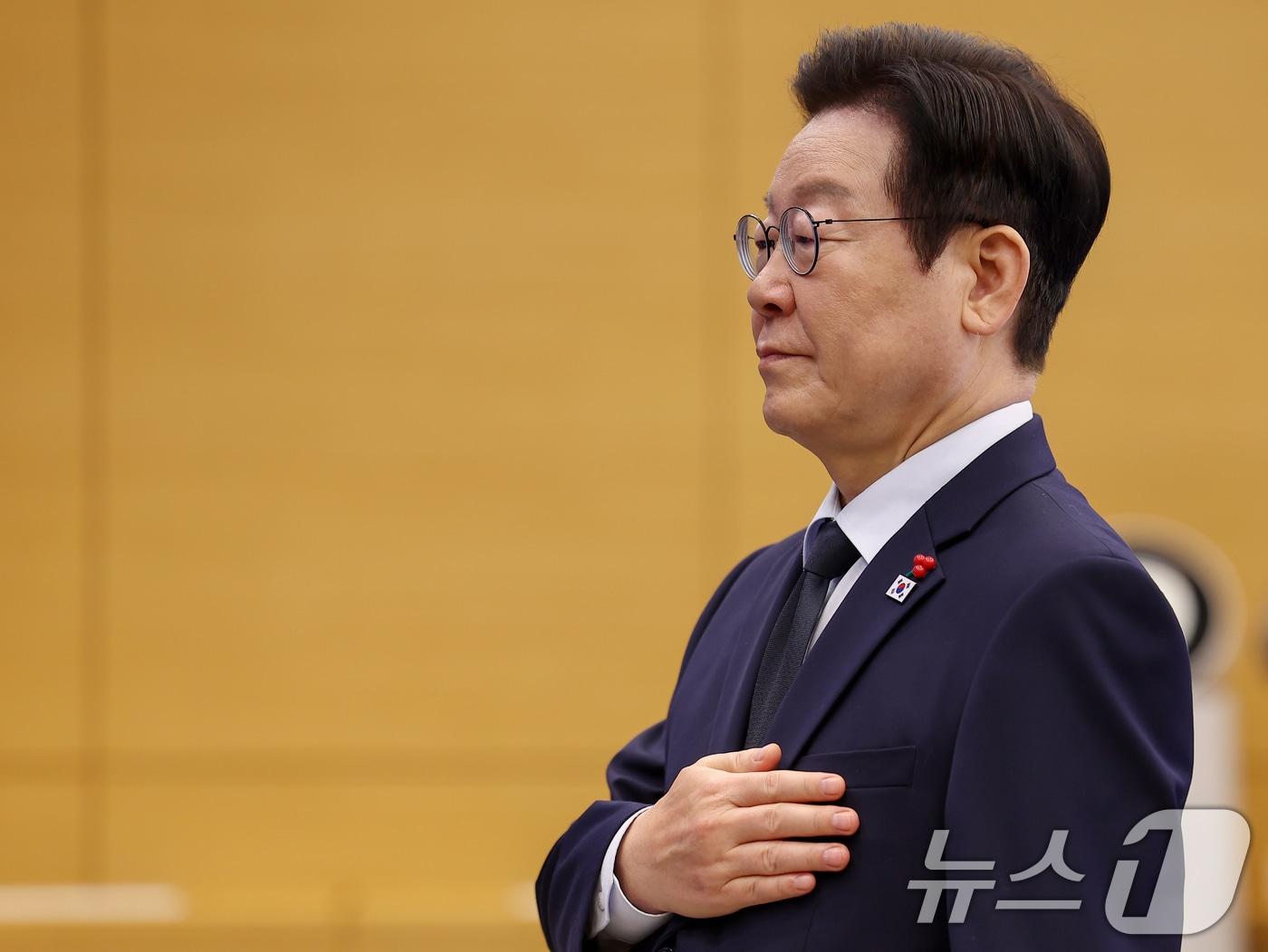 본문 이미지 - 이재명 대통령이 8일 청와대에서 열린 수석보좌관회의에서 국민의례를 하고 있다. (청와대통신사진기자단) 2026.1.8/뉴스1 ⓒ News1 이재명 기자