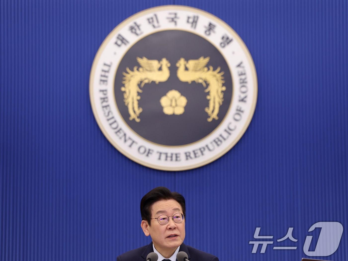 본문 이미지 - 이재명 대통령이 지난 8일 청와대에서 열린 수석보좌관회의에서 발언하고 있다. (청와대통신사진기자단) 2026.1.8/뉴스1 ⓒ News1 이재명 기자