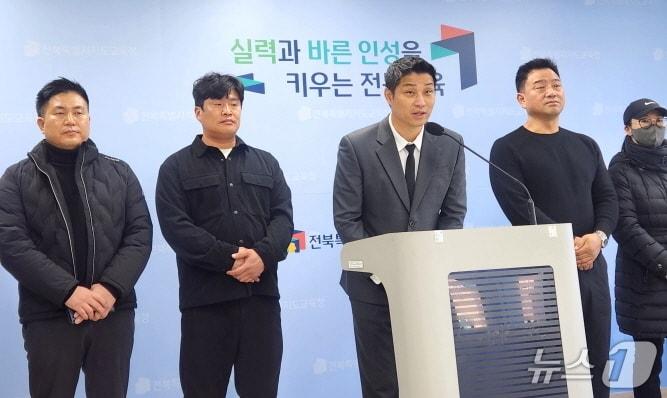 본문 이미지 - 김현종 전북수영연맹 회장(가운데)이 8일 전북교육청에서 기자회견을 갖고 전주교육지원청의 전문스포츠클럽 위탁선정심사 결과에 대한 의문을 제기하고 있다./뉴스1