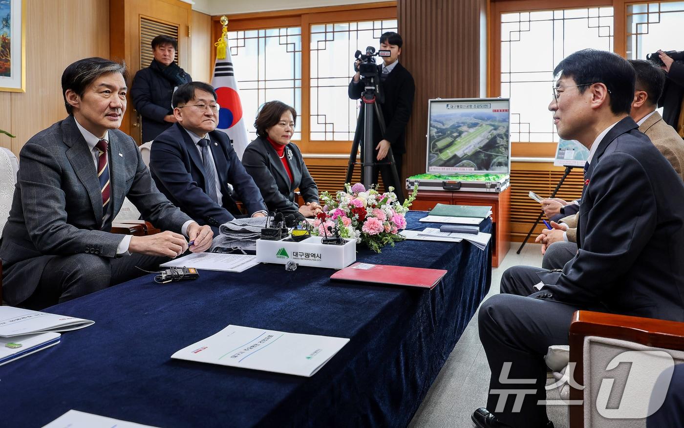 조국 조국혁신당 대표(왼쪽)가 8일 오후 대구 북구 대구시청 산격청사에서 열린 대구시-조국혁신당 정책간담회에 참석해 발언하고 있다. 2026.1.8/뉴스1 ⓒ News1 공정식 기자