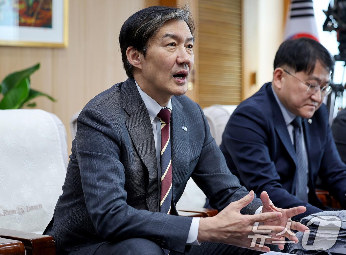 본문 이미지 - 조국 조국혁신당 대표(왼쪽)가 8일 오후 대구 북구 대구시청 산격청사에서 열린 대구시-조국혁신당 정책간담회에 참석해 발언하고 있다. 2026.1.8/뉴스1 ⓒ News1 공정식 기자