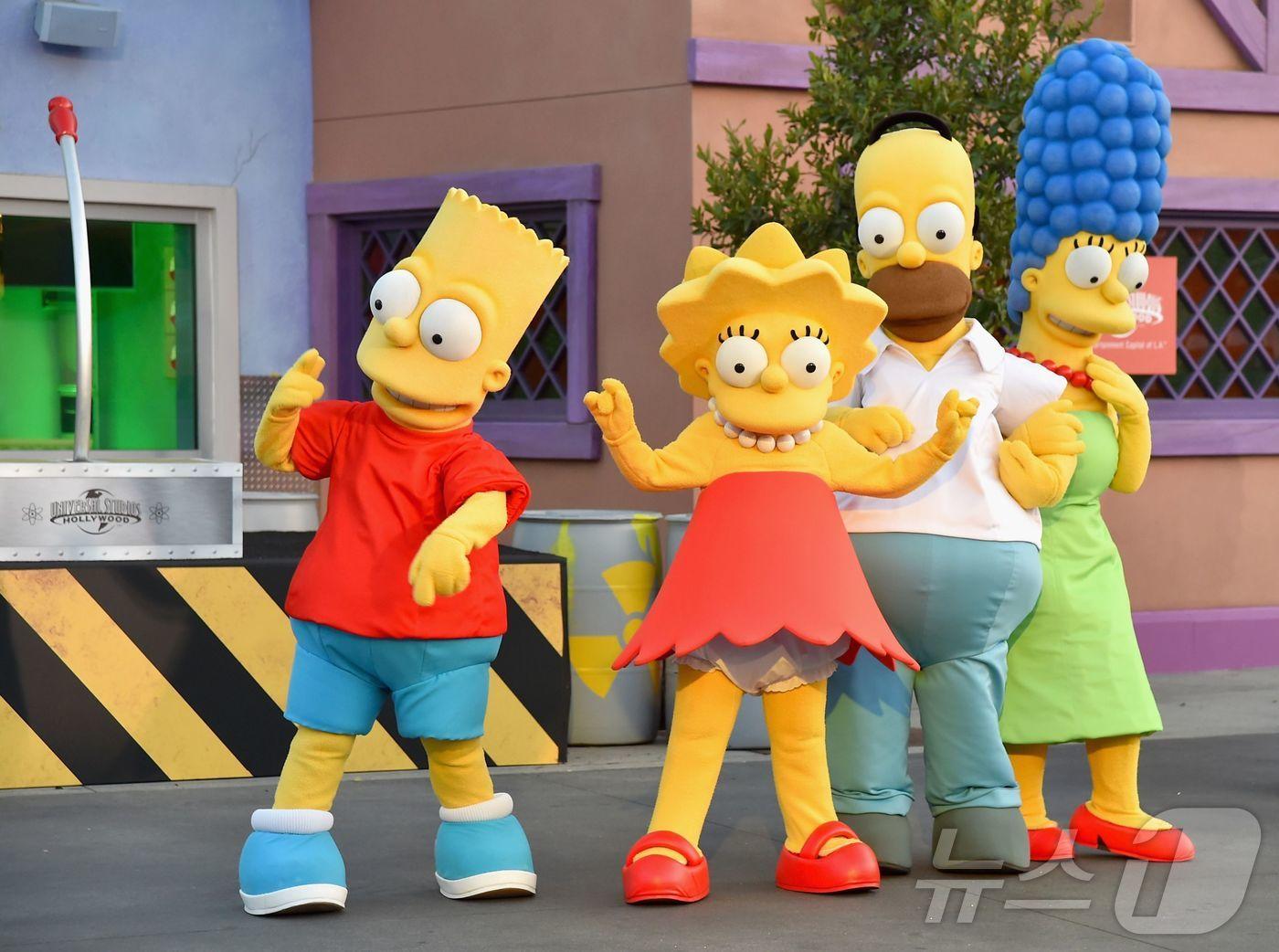 본문 이미지 - 2015년 5월 12일 캘리포니아 유니버설 시티의 유니버설 스튜디오 할리우드에서 열린 ‘테이스트 오브 스프링필드(Taste of Springfield)’ 행사에 심슨 가족 캐릭터들이 참석한 모습.2015.05.12.ⓒ AFP=뉴스1