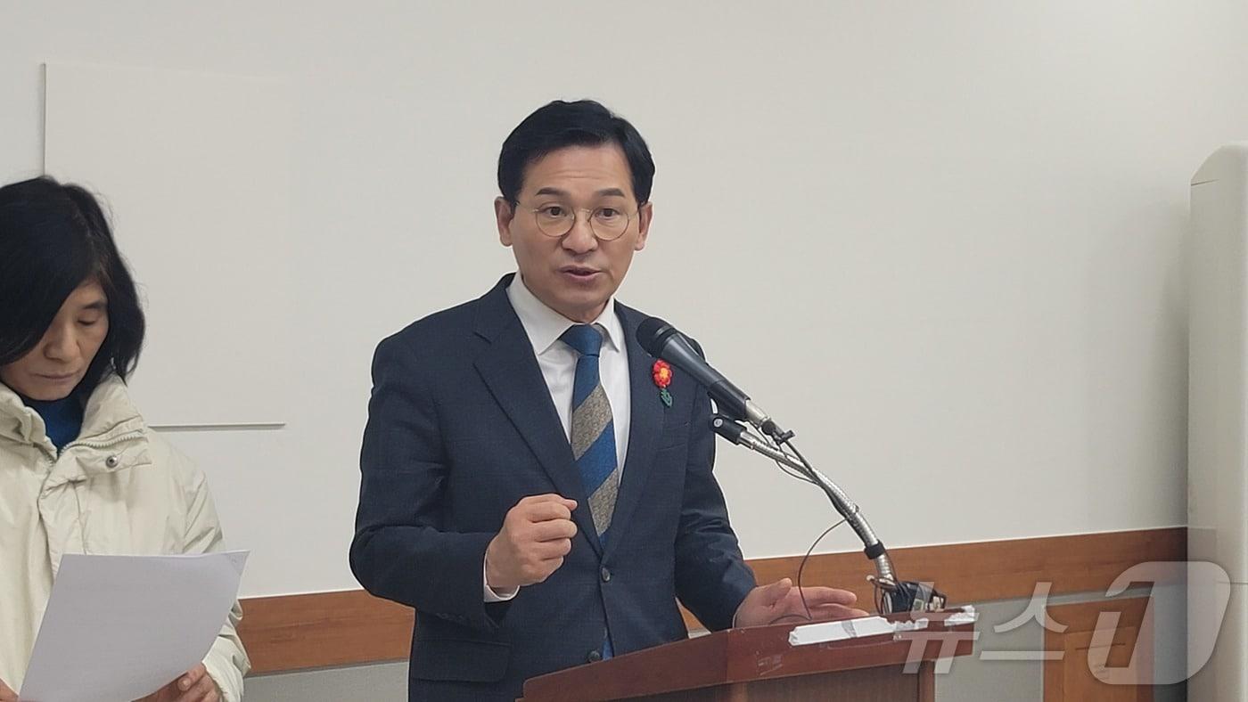 유행열 전 청와대 선임행정관이 8일 청주시청에서 기자회견을 열고 수도권 생활폐기물 유입을 반대하고 있다.2025.1.8./뉴스1 ⓒ News1 임양규 기자