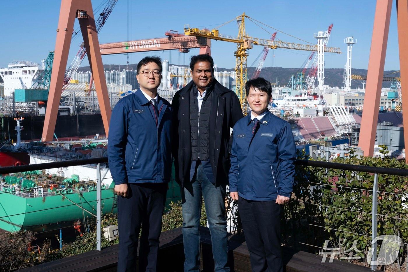  인도 타밀나두(Tamil Nadu) 주(州) 정부 대표단 일행이 8일 HD현대중공업을 방문해 조선소 야드를 둘러보고, 실제 선박 건조 현장을 참관했다. 왼쪽부터 최한내 HD한국조선해양 기획부문장, 라자(T.R.B Rajaa) 타밀나두 주 산업부 장관.(HD현대 제공)