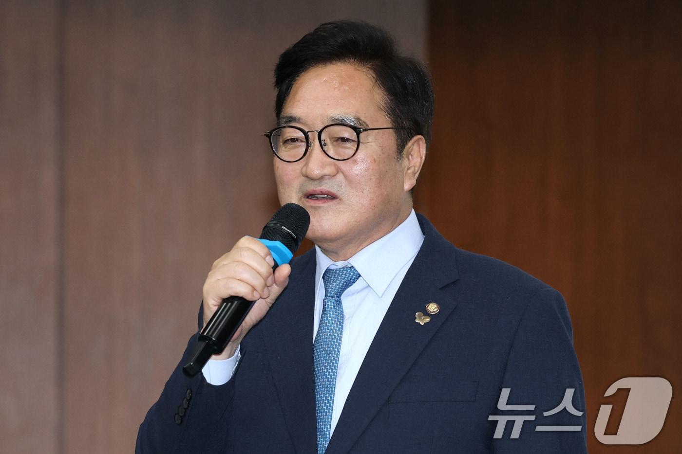 우원식 국회의장이 지난 8일 오후 서울 중구 명동 은행회관에서 열린 2026시민사회단체 신년하례회에 참석해 새해 인사를 하고 있다. 2026.1.8/뉴스1 ⓒ News1 이광호 기자