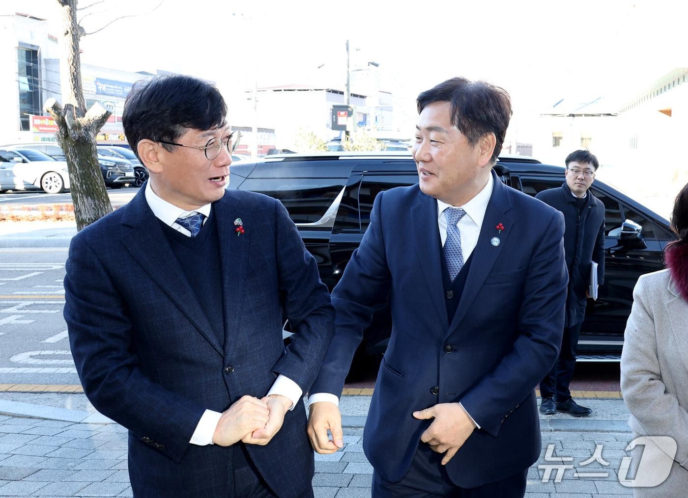 본문 이미지 -  8일 전북 장수군에서 ‘도민과 함께하는 2026년 시군 방문’ 행사가 개최된 가운데 김관영 전북지사(오른쪽)가 최훈식 장수군수와 손을 맞잡고 있다.(전북도 제공. 재판매 및 DB금지)/뉴스1