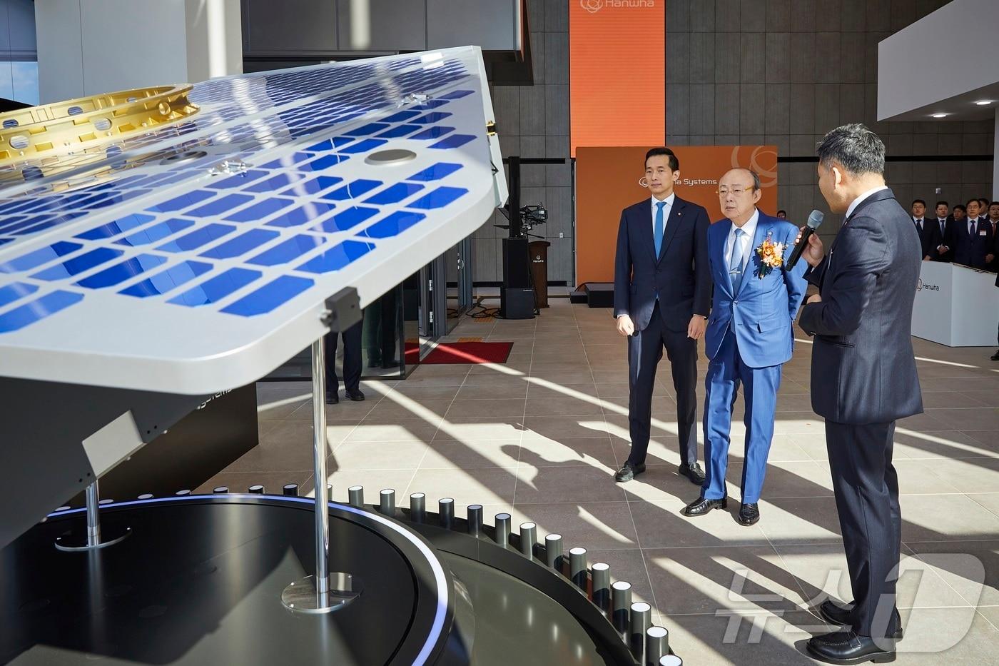 김승연 한화그룹 회장과 김동관 부회장이 8일 한화시스템 제주우주센터를 찾아 세계 최고 수준의 기술력을 갖춘 해상도 15㎝급 초저궤도(VLEO) 초고해상도(UHR) 합성개구레이다(SAR) 위성의 실물모형을 살펴보고 있다(한화그룹 제공)