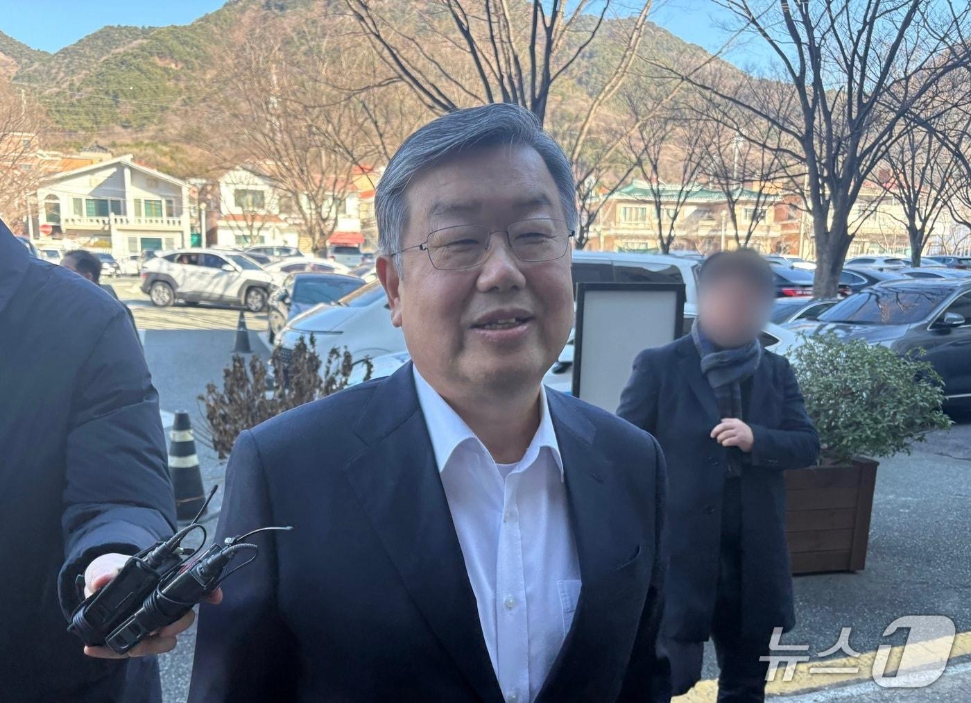 본문 이미지 - 건설업자로부터 수억원을 받은 혐의로 기소된 박일호 전 밀양시장이 8일 1심 선고를 받기 위해 경남 창원시 창원지방법원에 들어서고 있다.2026.1.8/뉴스1 강정태 기자