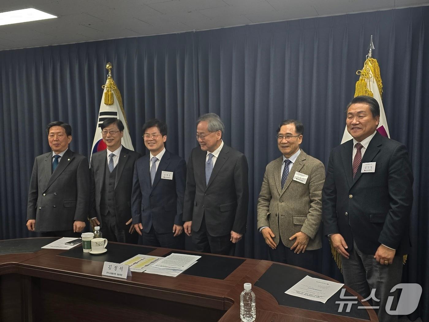 본문 이미지 - 8일 한국교회총연합 기자간담회에서 대표회장 김정석 목사(왼쪽에서 4번째) 등주요 참석자들이 인사를 하고 있다. ⓒ 뉴스1 김정한 기자