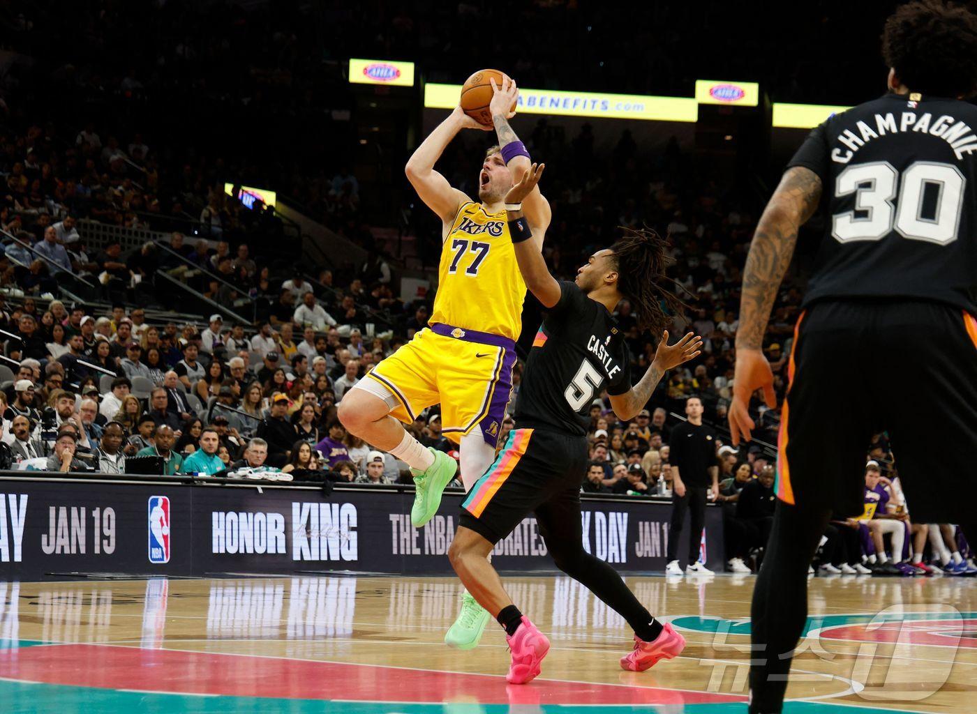 본문 이미지 - NBA 레이커스 돈치치가 8일(한국시간) 샌안토니오와 경기에서 슛을 쏘고 있다. ⓒ AFP=뉴스1