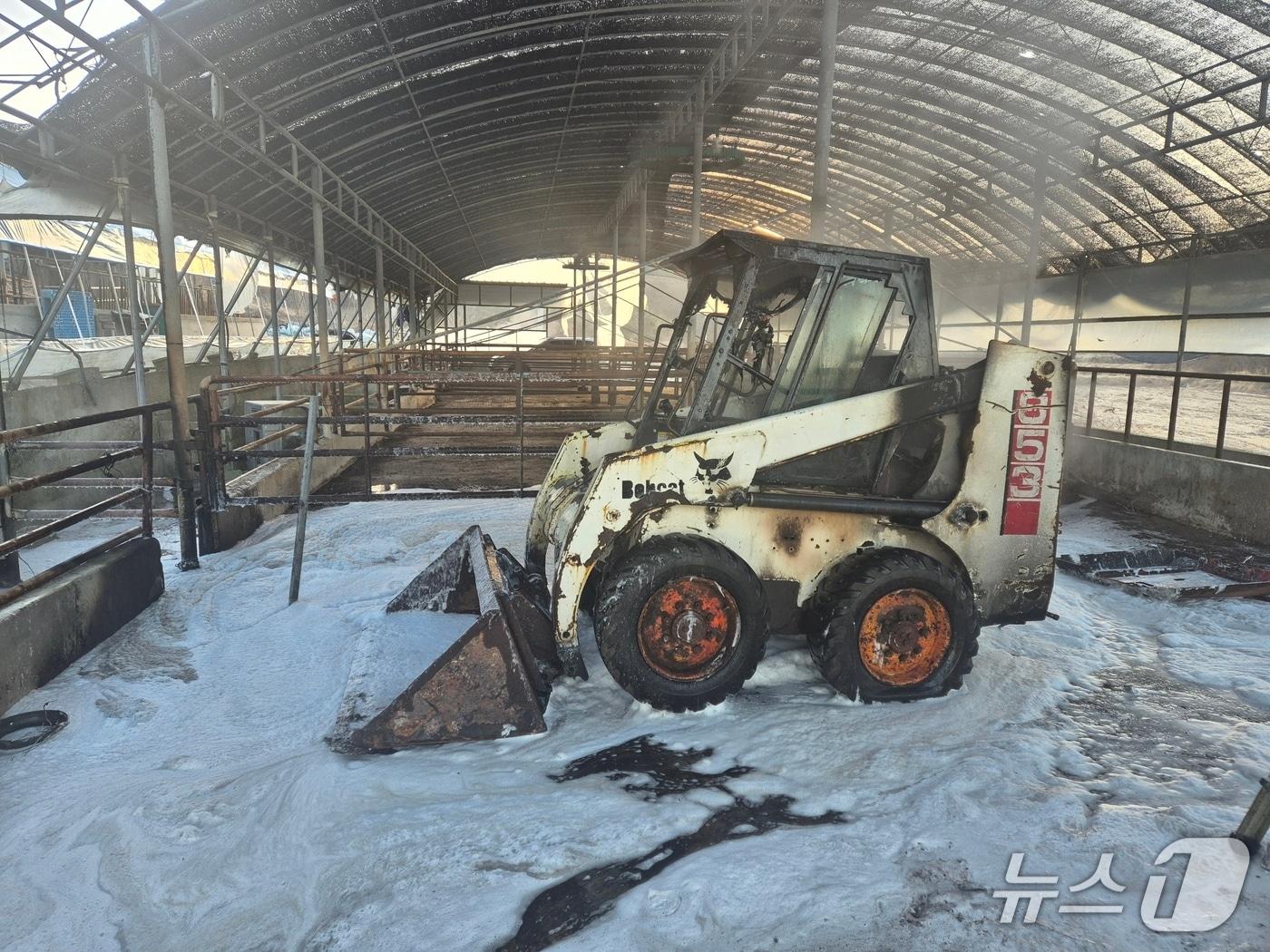 본문 이미지 - 부여 새도면 청송리 농기계 화재 현장. (부여소방서 제공, 재판매 및 DB금지) / 뉴스1