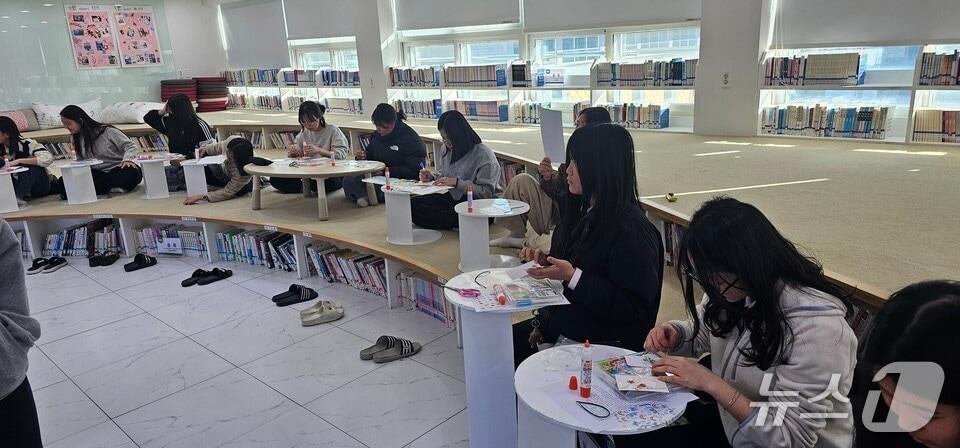 본문 이미지 - 구례여중 학생들이 독서인문주간 행사에서 압화로 책갈피를 제작하고 있다.(전남도교육청 제공, 재판매 및 DB 금지)/뉴스1 
