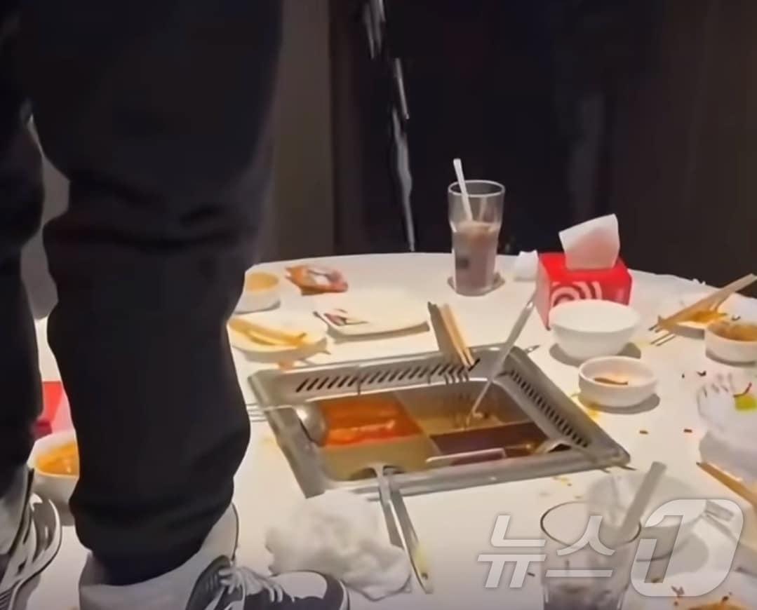 본문 이미지 - 2025년 2월 10대 소년인 탕 씨가 훠궈 냄비에 소변을 보고 있는 장면을 친구인 우 모씨가 촬영해 온라인에 게재해 큰 논란이 일었다. (샤오훙슈 갈무리) ⓒ News1 정은지 특파원