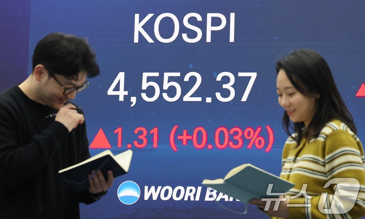 8일 서울 중구 우리은행 본점 딜링룸 전광판에 종가가 나오고 있다. 이날 코스피는 전일 종가와 비교해 1.31포인트(p)(0.03%) 상승한 4552.37로 거래를 마쳤다. 2026.1.8/뉴스1 ⓒ News1 박지혜 기자