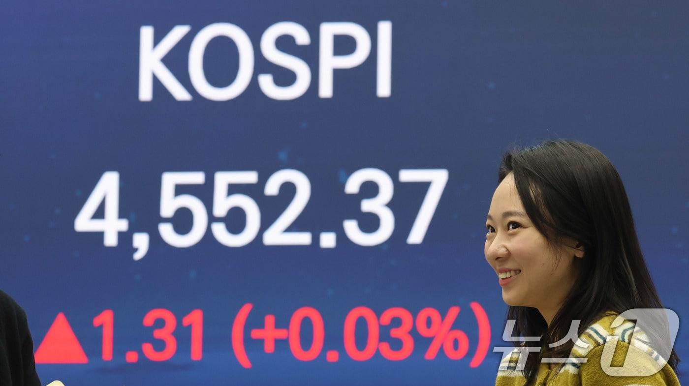 8일 서울 중구 우리은행 본점 딜링룸 전광판에 종가가 나오고 있다. 이날 코스피는 전일 종가와 비교해 1.31포인트(p)(0.03%) 상승한 4552.37로 거래를 마쳤다. SK하이닉스는 78만8000원으로 장중 사상 최고가를 기록했고 1.89% 오른 75만6000원에 마감했다. 2026.1.8/뉴스1 ⓒ News1 박지혜 기자