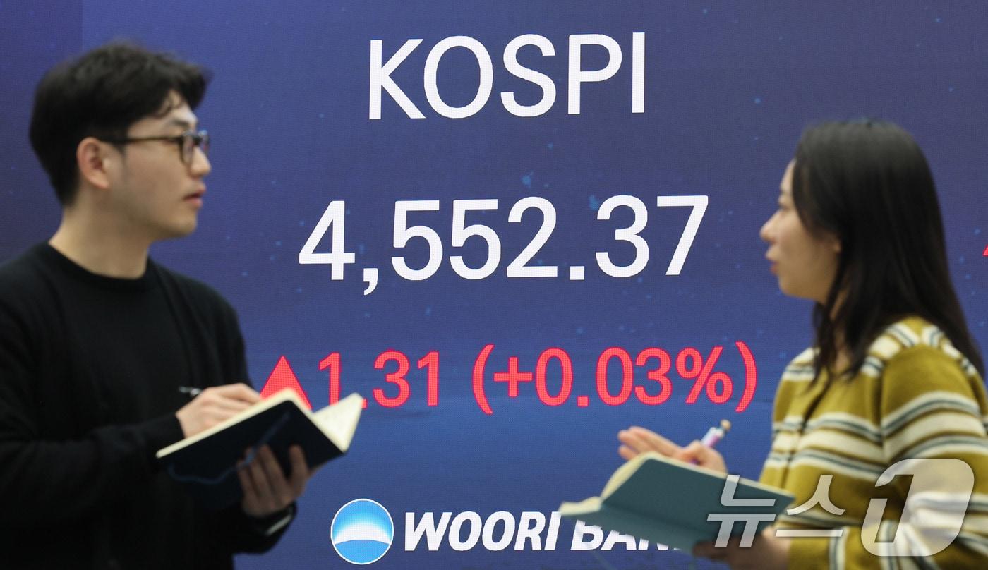 8일 서울 중구 우리은행 본점 딜링룸 전광판에 코스피지수 종가가 나오고 있다.  2026.1.8/뉴스1 ⓒ News1 박지혜 기자