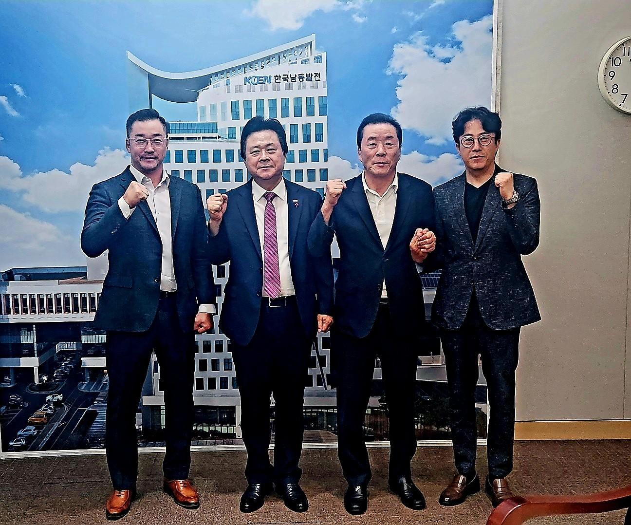 본문 이미지 - 정재규 경남펜싱협회장, 강기윤 남동발전 사장, 김오영 경남체육회 회장, 이찬주 경남펜싱협회 이사(왼쪽부터)가 7일 열린 실업팀 창단 추진 업무협약식 후 기념 촬영을 하고 있다. (대한펜싱협회 제공)