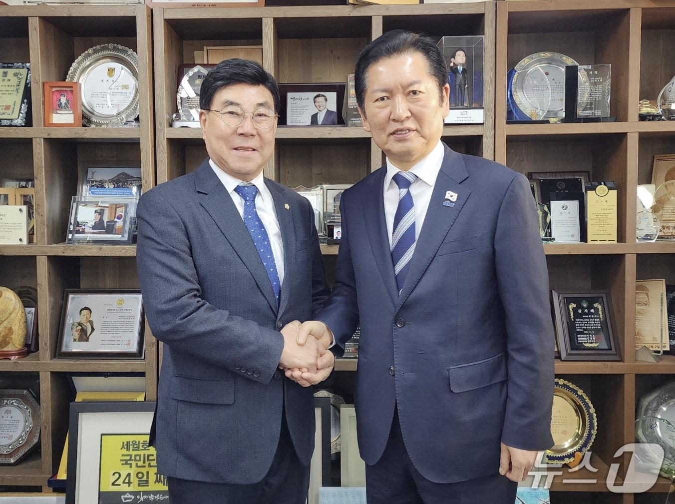 본문 이미지 - 김영규 전 여수시의장과 정청래 더불어민주당 당대표, (김영규 전 의장 SNS갈무리. 재판매 및 DB금지)