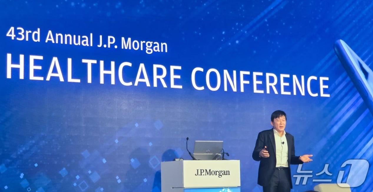 본문 이미지 - 존 림 삼성바이오로직스 대표가 지난해 JP모건 헬스케어 콘퍼런스에서 기업 발표를 하던 모습.(삼성바이오로직스 제공)