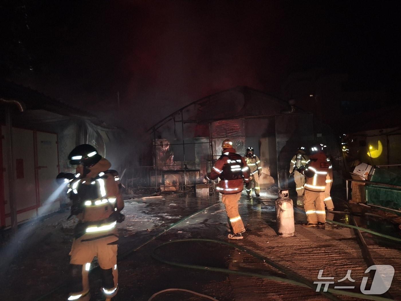 본문 이미지 - 8일 0시57분쯤 경북 영덕군 병곡면의 한 수산 창고에서 불이나 소방대원들이 진화하고 있다. (영덕소방서 제공, 재판매 및 DB금지) 2026.1.8/뉴스1 