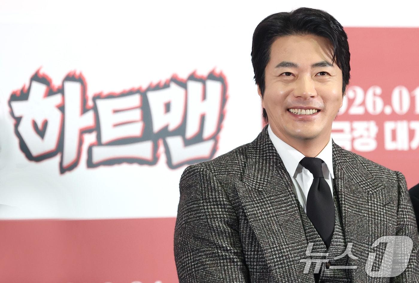 배우 권상우와 문채원이 8일 서울 송파구 롯데시네마 월드타워점에서 열린 영화 ‘하트맨’ 언론시사회에 참석해 미소를 짓고 있다. ‘하트맨’은 돌아온 남자 승민(권상우 분)이 다시 만난 첫사랑(문채원 분)을 놓치지 않기 위해 고군분투하지만, 첫사랑에게 절대 말할 수 없는 비밀이 생기며 벌어지는 코미디다. 2026.1.8/뉴스1 ⓒ News1 권현진 기자