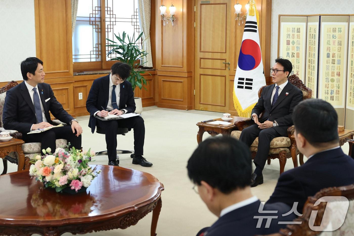 김민석 국무총리가 8일 서울 종로구 정부서울청사에서 고바야시 다카유키 일본 자민당 정무조사회장을 접견하고 있다. (총리실 제공. 재판매 및 DB 금지) 2026.1.8/뉴스1 ⓒ News1 임세영 기자