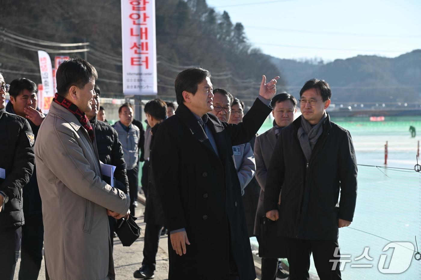 최현석 강원경찰청장이 8일 화천 산천어 축제장을 찾아 얼음 낚시터 및 눈썰매장 등 현장을 둘러보고 있다.(강원경찰청 제공, 재판매 및 DB금지)