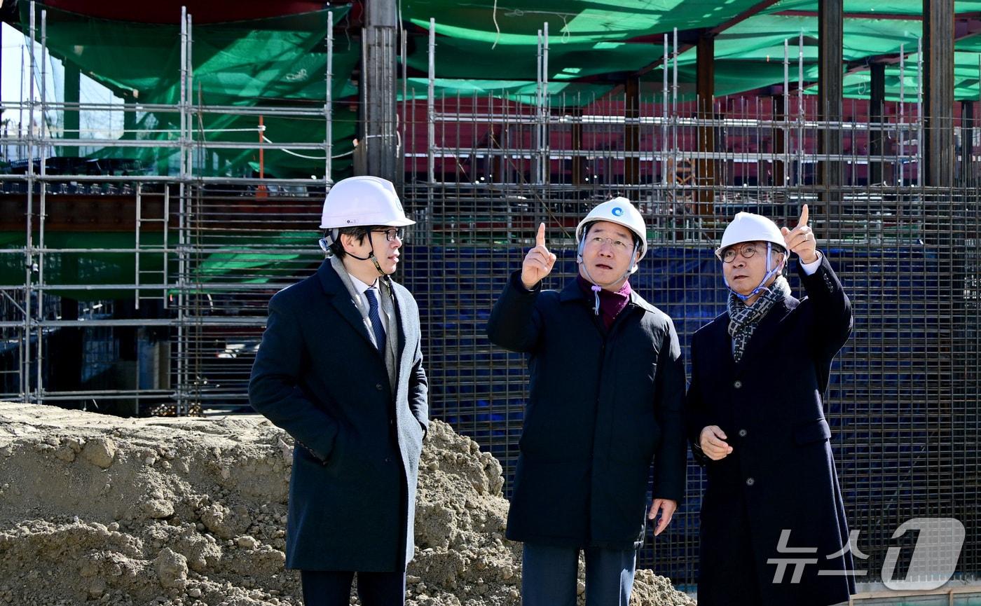 유정복 인천시장이 8일 연수구 송도 세브란스병원 건설현장을 찾아 윤동섭 연세대학교 총장과 현장을 점검하고 있다.(인천시 제공. 재배포 및 DB금지)2026.1.8/뉴스1