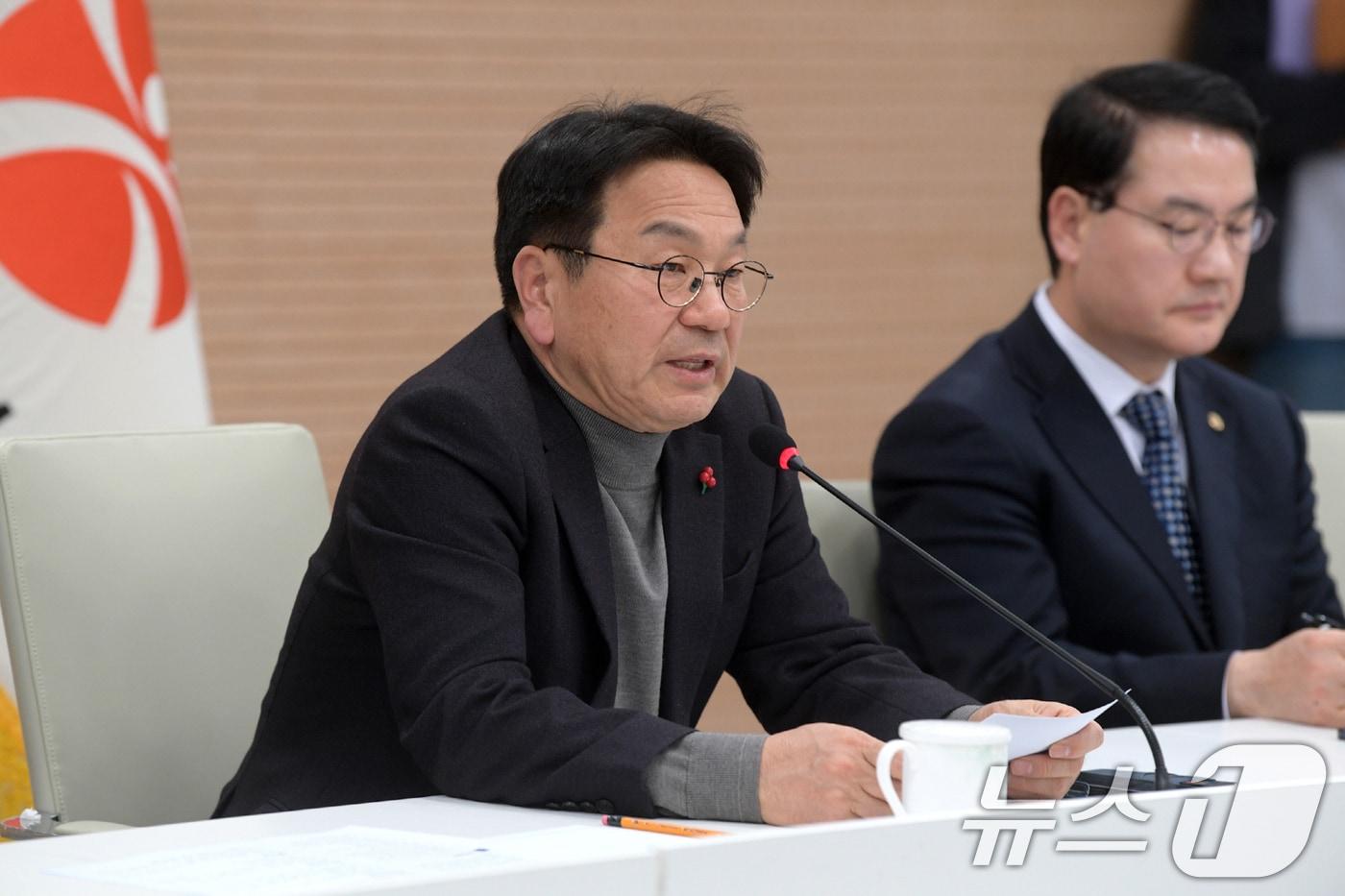 강기정 광주광역시장이 8일 시청 중회의실에서 열린 긴급 확대 간부회의를 주재하고, 시·자치구·공공기관 주요 간부들에게 광주·전남 공동 생존을 위한 행정통합의 추진방안 등을 공유하고 있다. (광주광역시 제공. 재판매 및 DB금지) 2026.1.8/뉴스1 