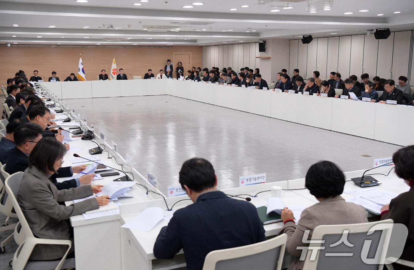 강기정 광주광역시장이 8일 시청 중회의실에서 열린 긴급 확대 간부회의를 주재하고, 시·자치구·공공기관 주요 간부들에게 광주·전남 공동 생존을 위한 행정통합의 추진방안 등을 공유하고 있다. (광주광역시 제공. 재판매 및 DB금지) 2026.1.8/뉴스1 