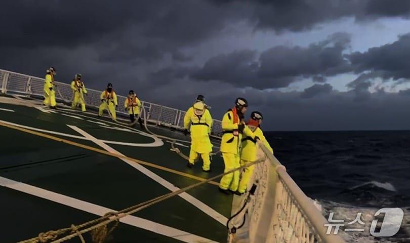 본문 이미지 - 원거리 조업선 예인하는 동해해경.(동해해경 제공, 재판매 및 DB 금지) 2026.1.8/뉴스1