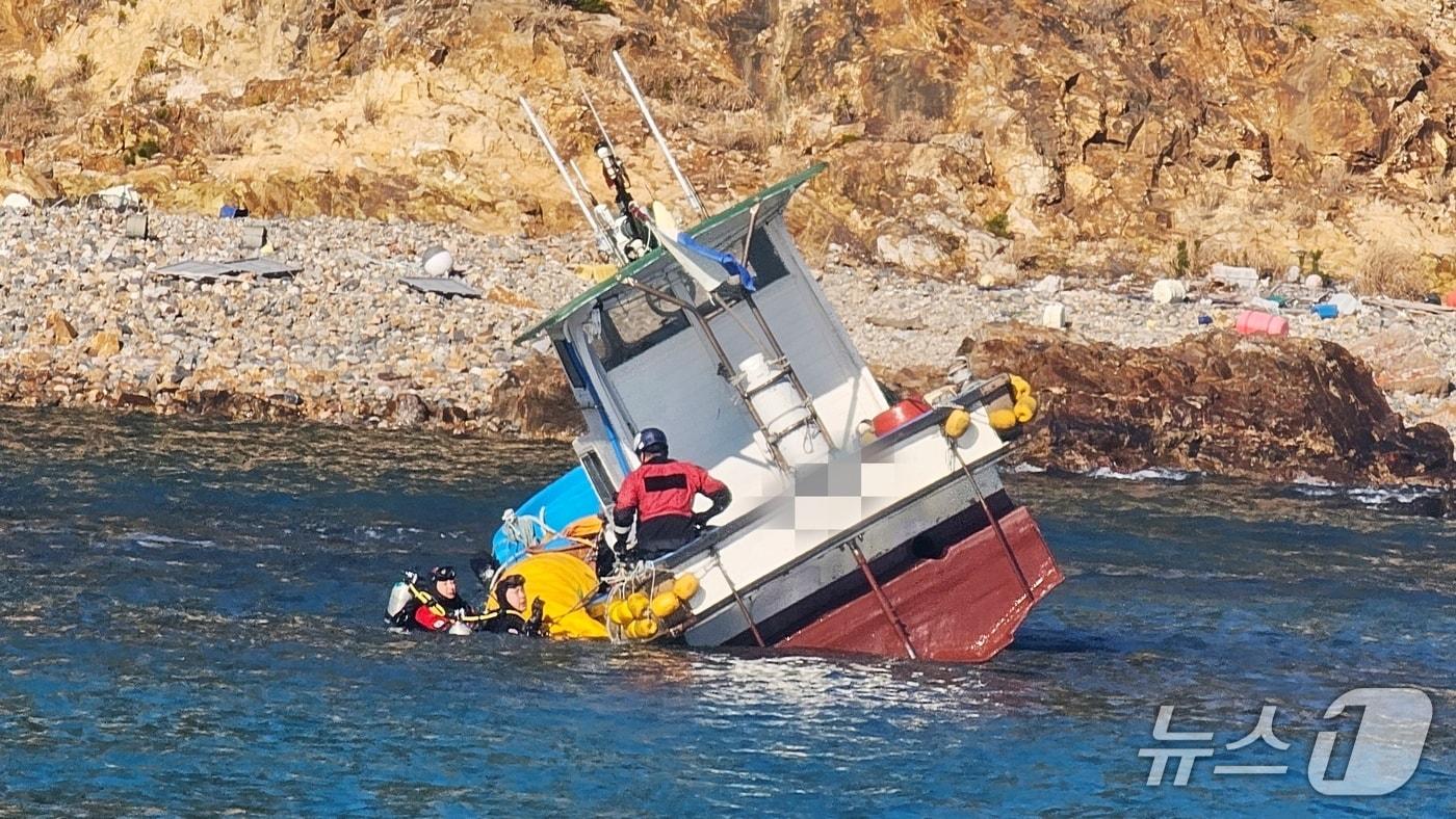 좌초된 어선.(통영해경 제공. 재판매 및 DB금지)